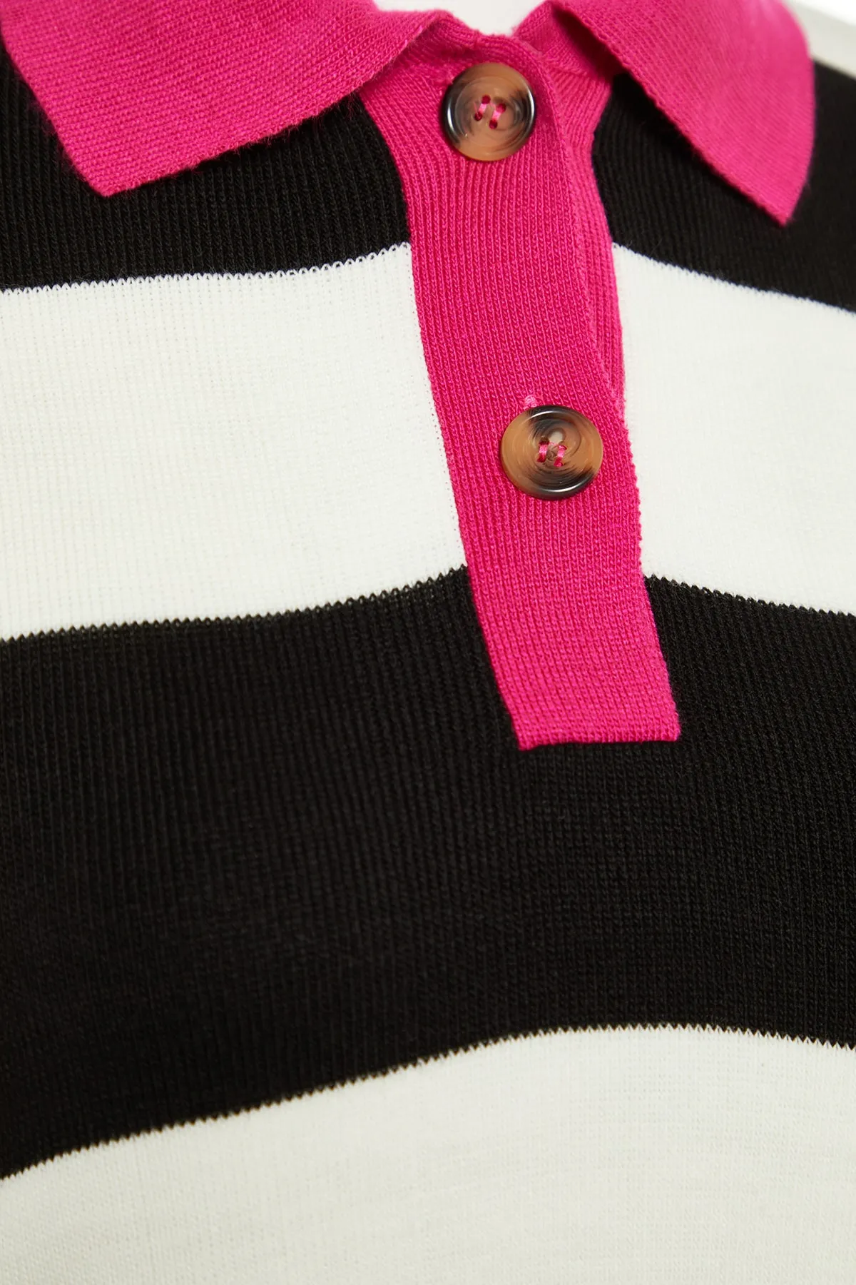 Trendyol Modest  Schwarz gestreifter Strickpullover mit Rollkragen TCTAW23KZ00039