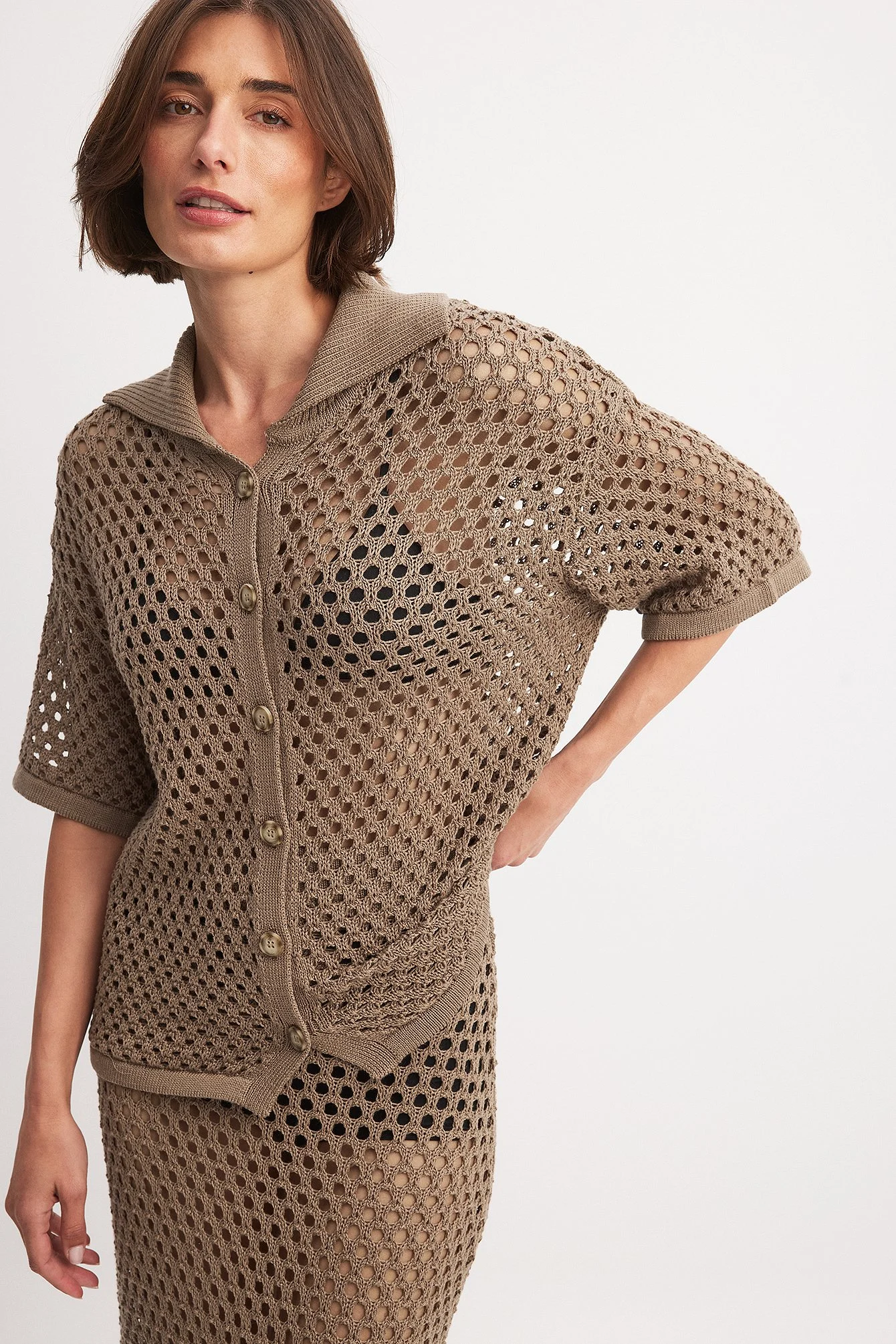 Lochgestrickter Kurzarmpullover mit Knöpfen