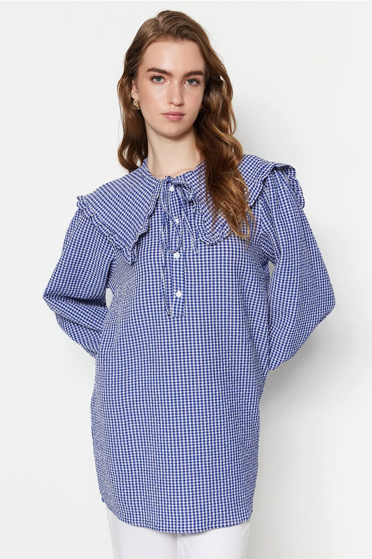 Trendyol Modest  Blaue, gewebte Tunika mit Gingham-Muster und Babykragen TCTSS23UK00065