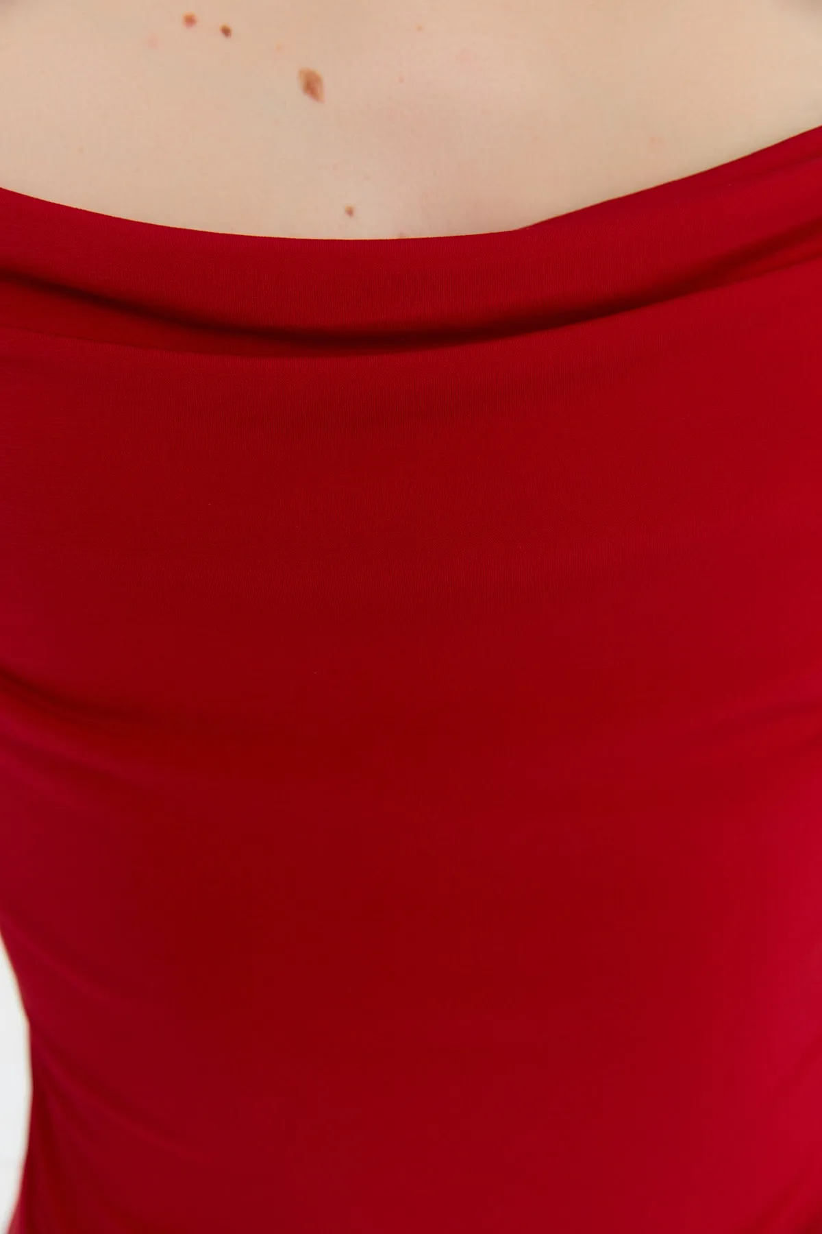 Trendyol Collection  Rotes, figurbetontes Midi-Bleistiftkleid aus flexiblem Strick mit Degaje-Kragen und Midi-Trägern TWOSS19AD0020