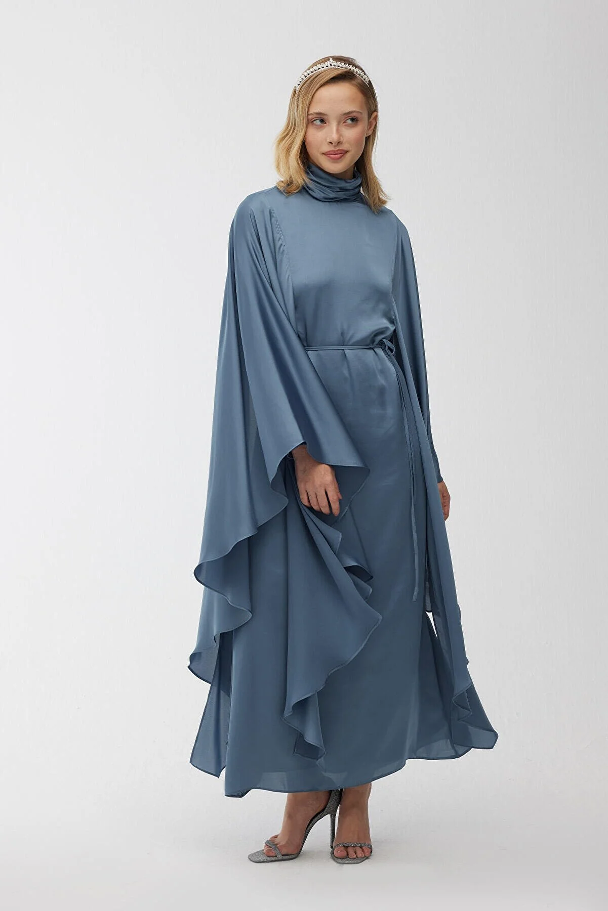 Manuka  Satin-Cape-Abendkleid Blau