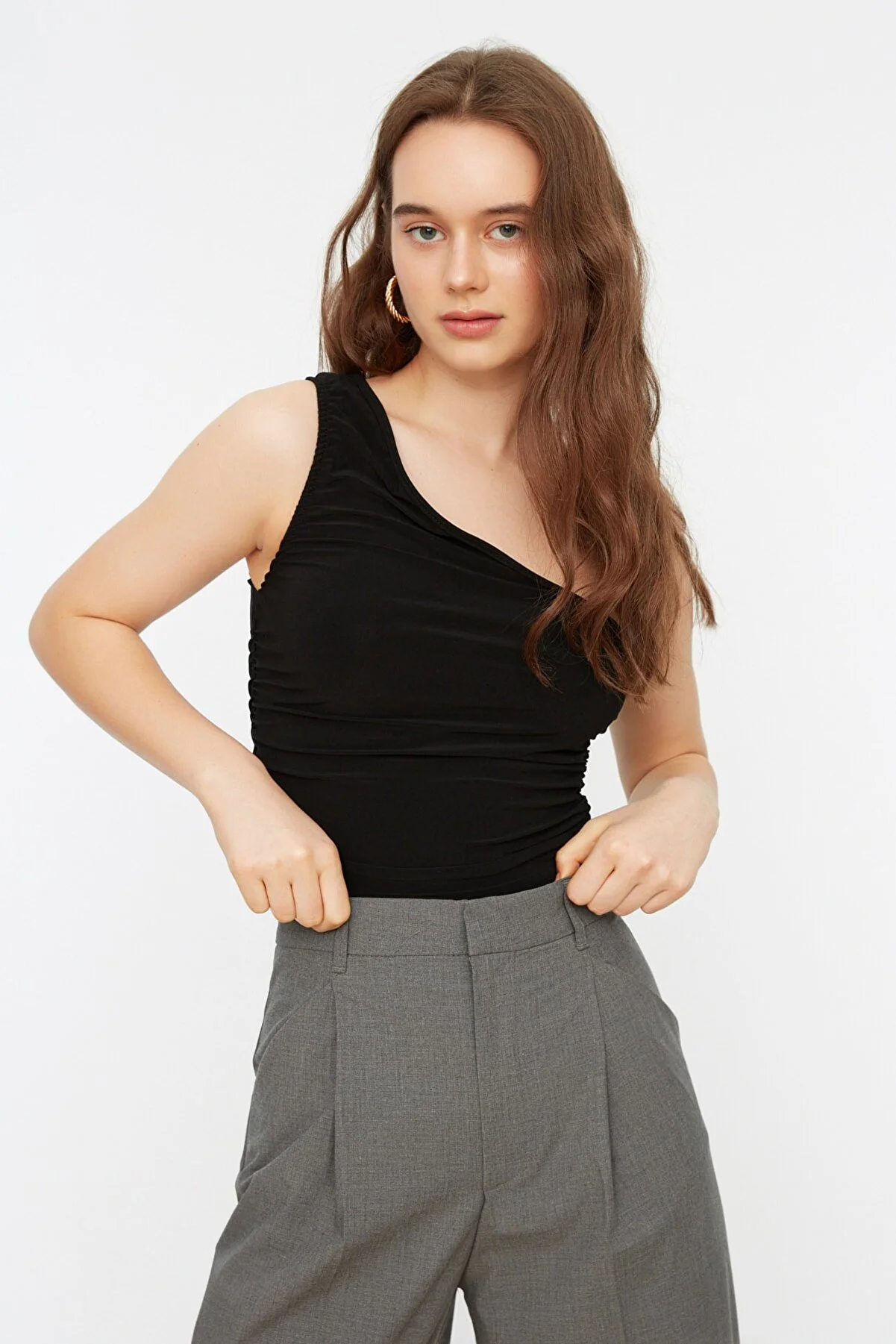 Trendyol Collection  Schwarze, eng anliegende, dehnbare One-Shoulder-Strickbluse mit Raffungen und Details TWOSS21BZ0590