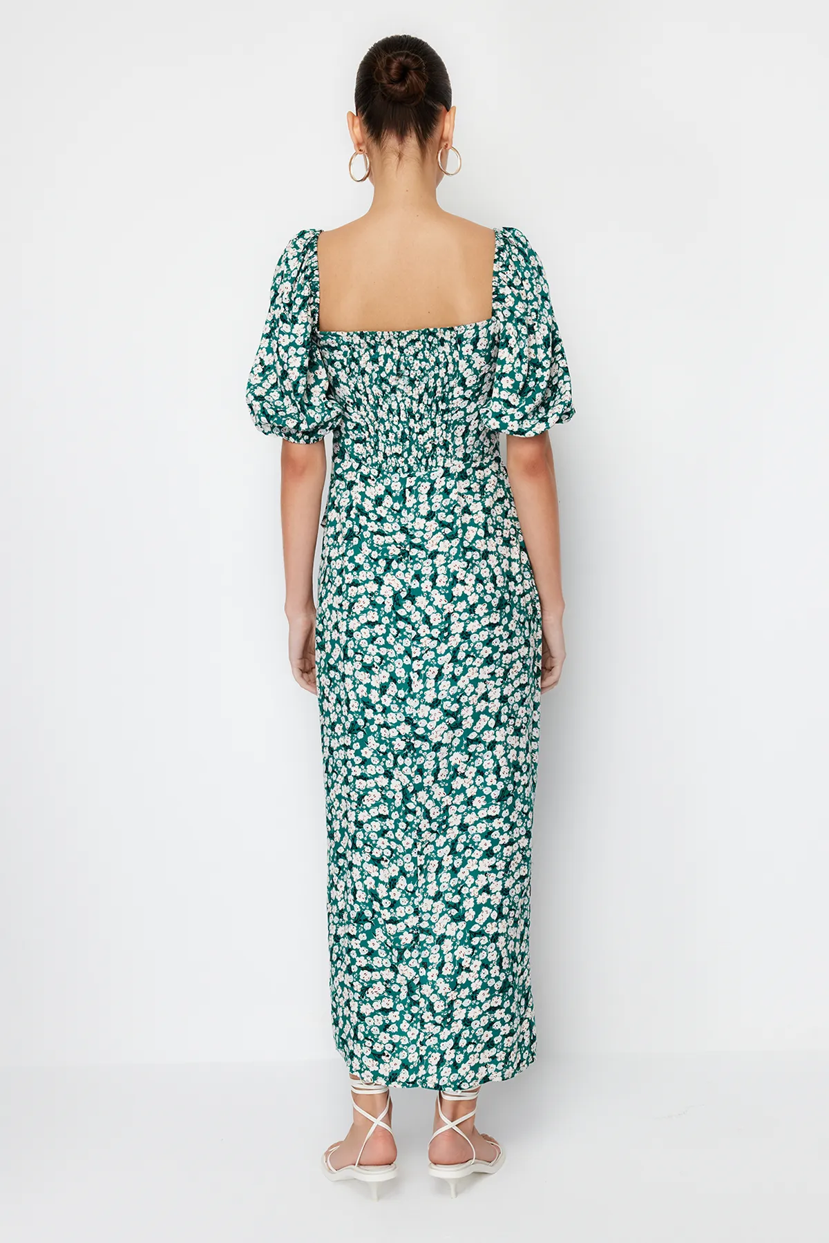 Trendyol Collection  Grünes Midikleid aus gewebter Viskose mit Ballonärmeln und Blumenmuster TWOSS24EL00072