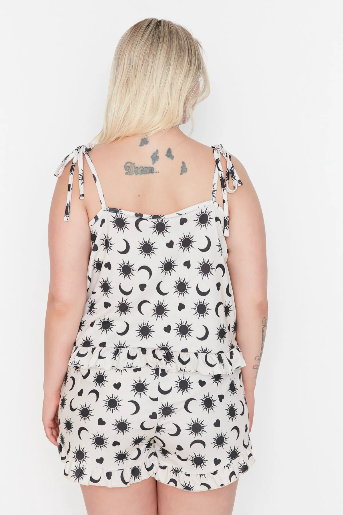 Trendyol Curve  Beiges gemustertes Strick-Pyjama-Set mit Trägern TBBSS22AI00000