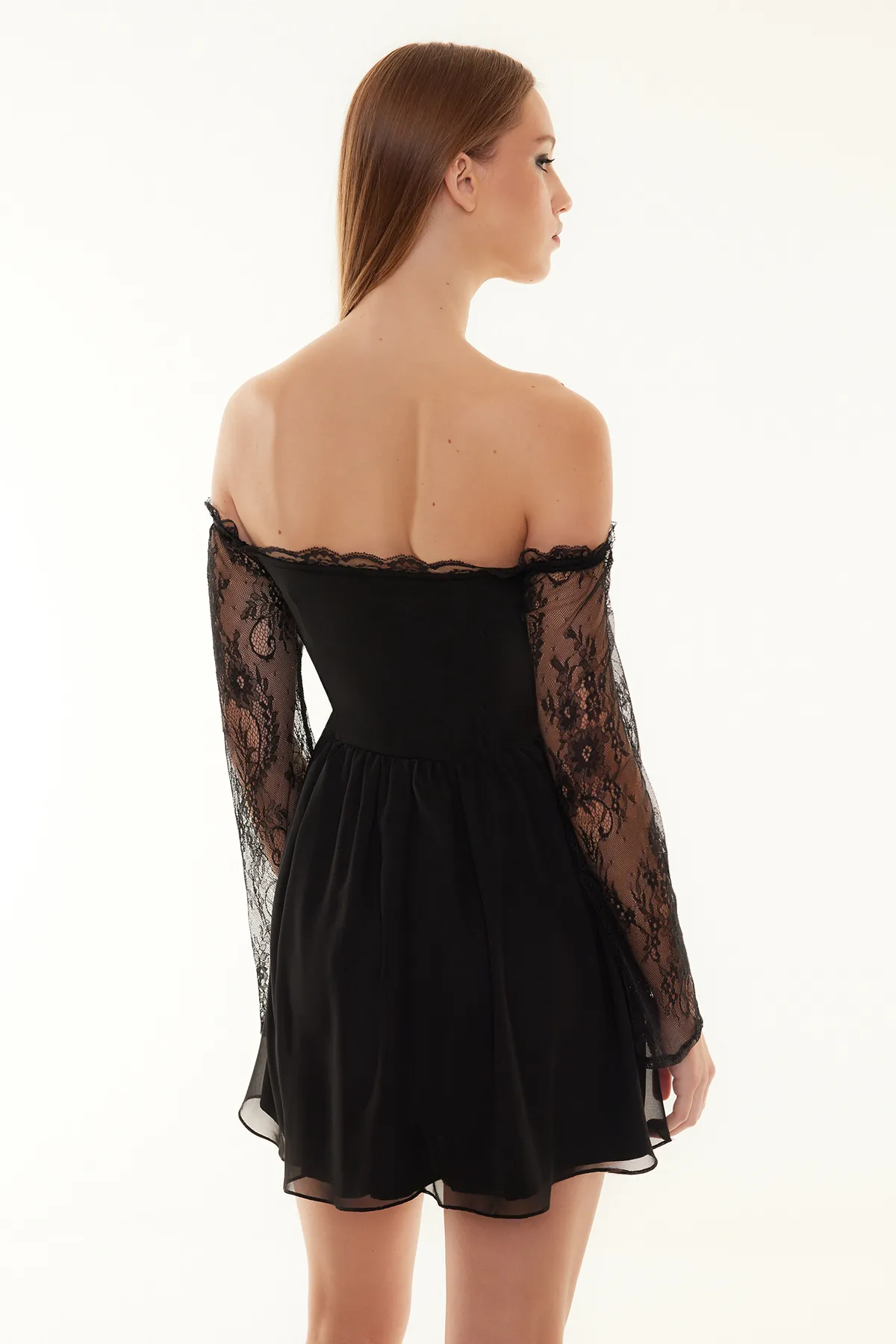 Trendyol Collection  Schwarzes, tailliertes/Skater-Kleid aus gewebtem, gefüttertem, gerafftem Chiffon, stilvolles Abendkleid TPRSS24EL00073