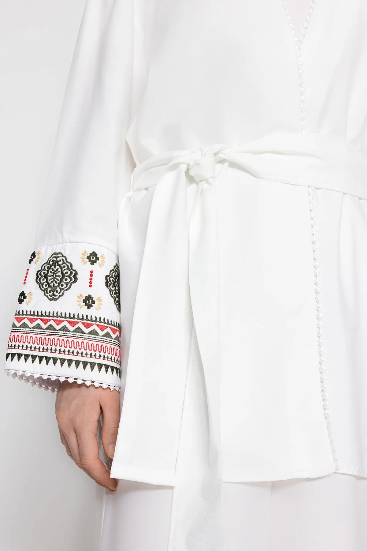 Trendyol Modest  Ecrufarbenes, gewebtes Tunika-Hosen-Set mit Gürtel und ethnischem Muster TCTSS23US00042