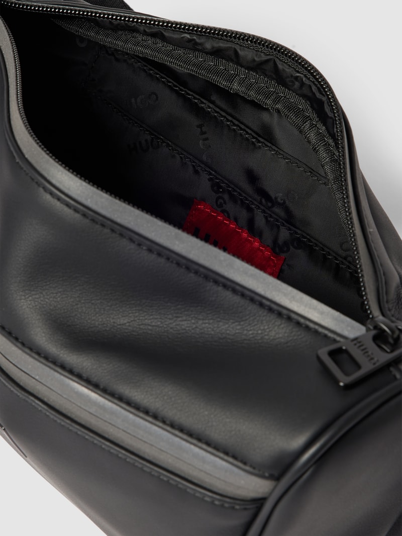 Bauchtasche mit Label-Details Modell 'Elliott' in schwarz