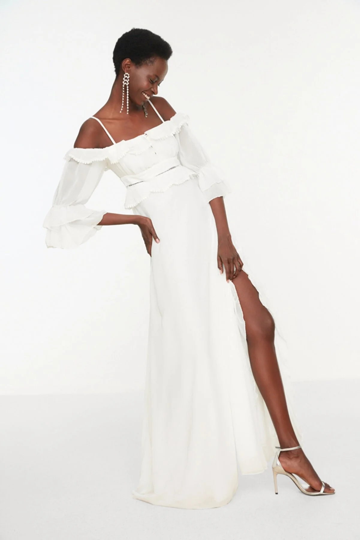 Trendyol Collection  Braut-Hochzeits-/Nikah-langes Abendkleid aus Chiffon mit ecrufarbenen Ärmeln und Volants TPRSS19FZ0278
