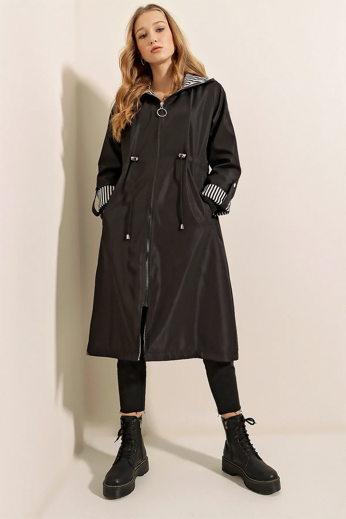 Bigdart  Modell 9091 - Schwarzer Trenchcoat mit Kapuze und Kordelzug in der Taille