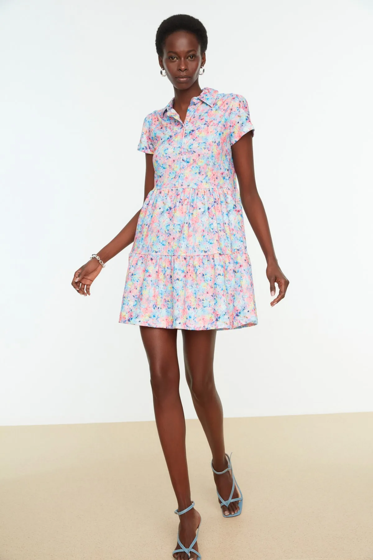 Trendyol Collection  Rosafarbenes A-Linien-Ministrickkleid mit Hemdkragen und Blumenmuster TWOSS20EL2332