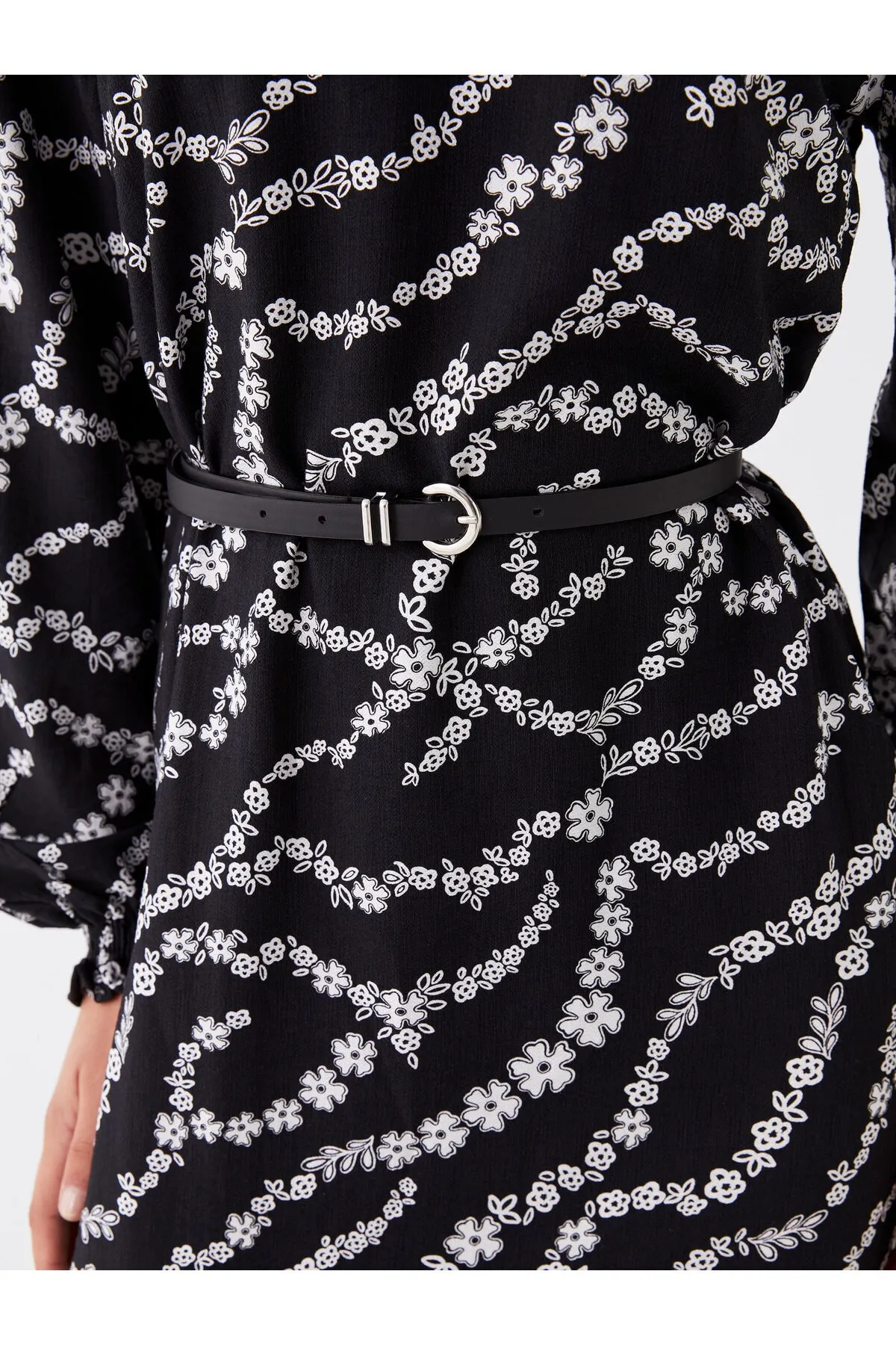 LC Waikiki  Gerüschtes, langärmeliges Damenkleid mit hohem Kragen und Blumenmuster