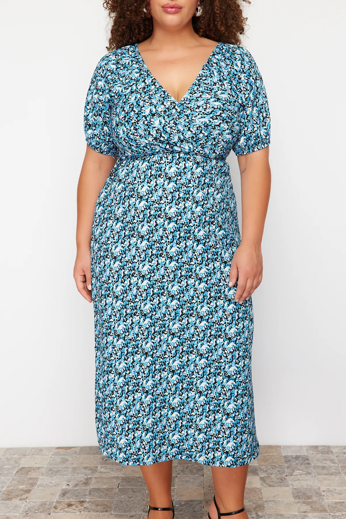 Trendyol Curve  Mehrfarbiges, zweireihiges Midi-Strickkleid mit Blumenmuster TBBSS24AH00148