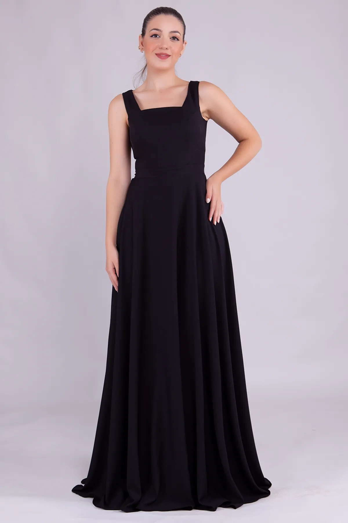 lovebox  Schwarzes Damenkleid aus Atlasstoff mit quadratischem Kragen und dicken Trägern in Maxilänge 413