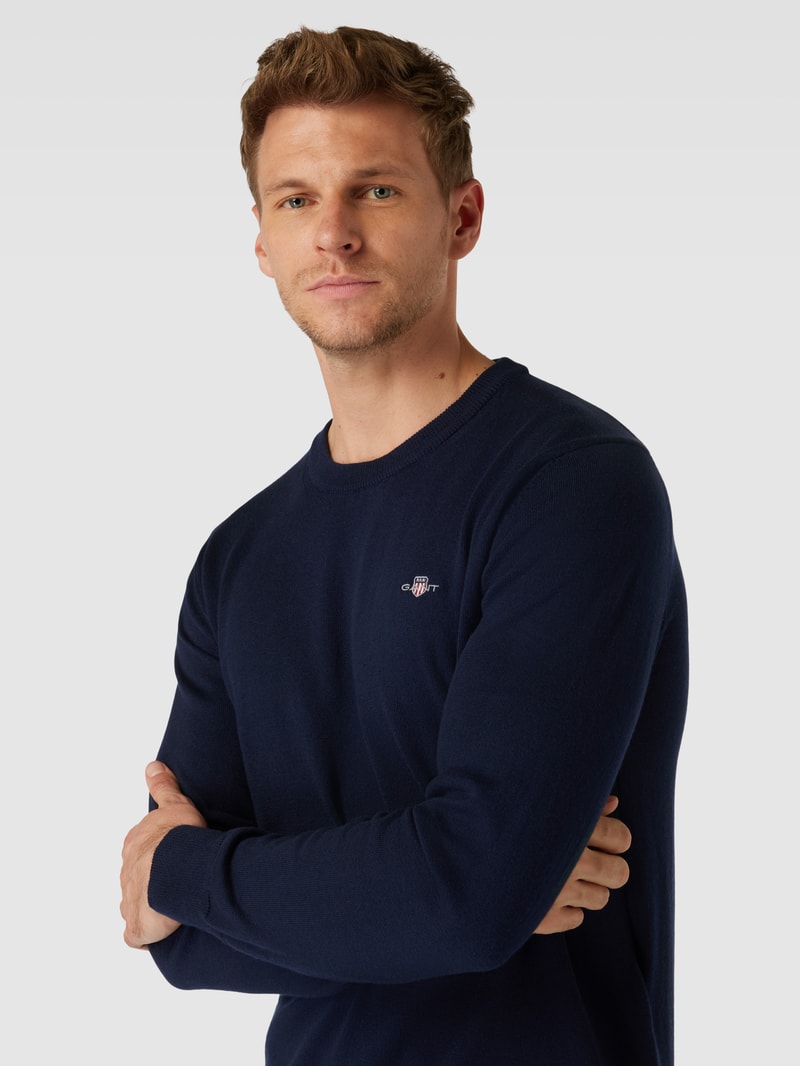 Strickpullover mit Rundhalsausschnitt und Label-Stitching in marineblau