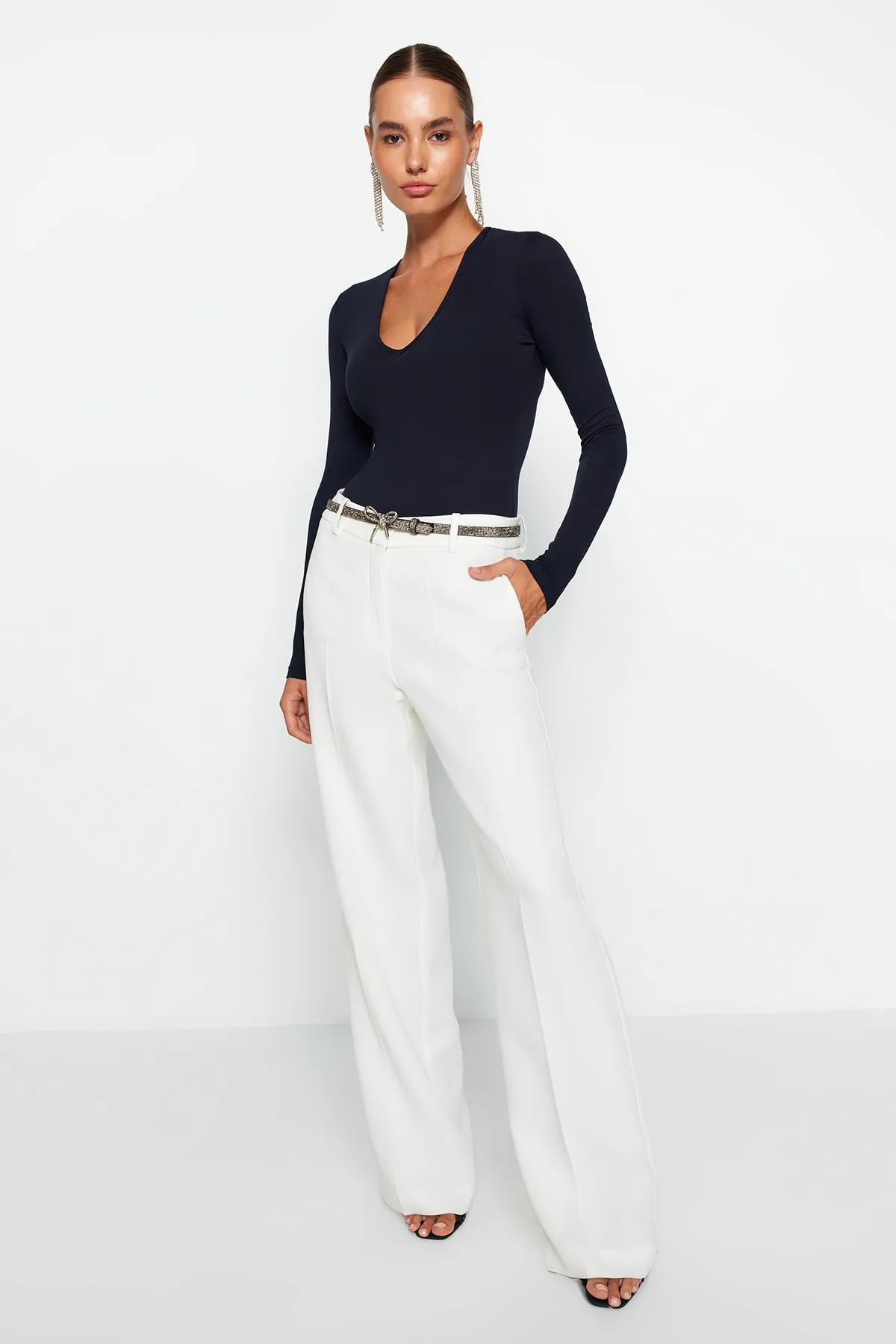 Trendyol Collection  Marineblauer Strick-Body mit tiefem V-Kragen und Druckknöpfen TPRAW22BD0084