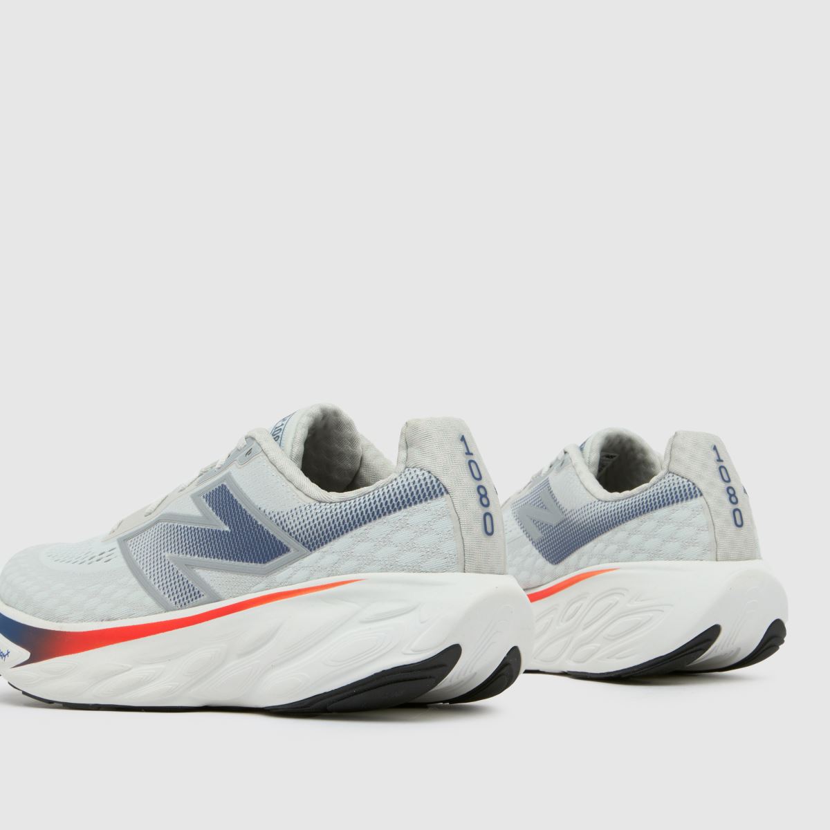 New Balance – Ljusgrå sneakers med fresh foam-mönster och 1080 v13-mönster