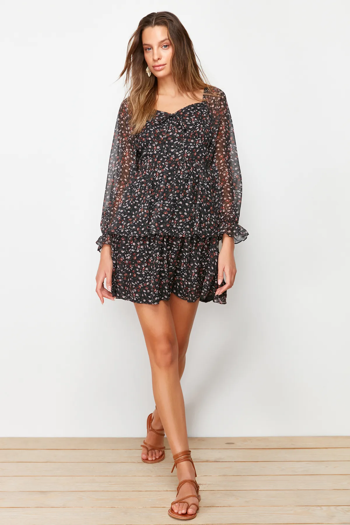 Trendyol Collection  Schwarzes, mit Volants und Chiffon gefüttertes, gewebtes Kleid mit Taillenöffnung TWOAW23EL01455