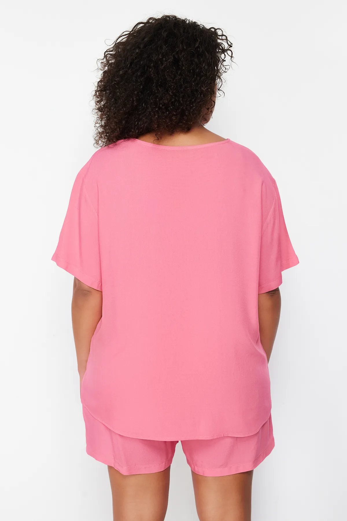 Trendyol Curve  Fuchsiafarbenes, gewebtes Pyjama-Set mit Rundhalsausschnitt TBBSS24AI00005