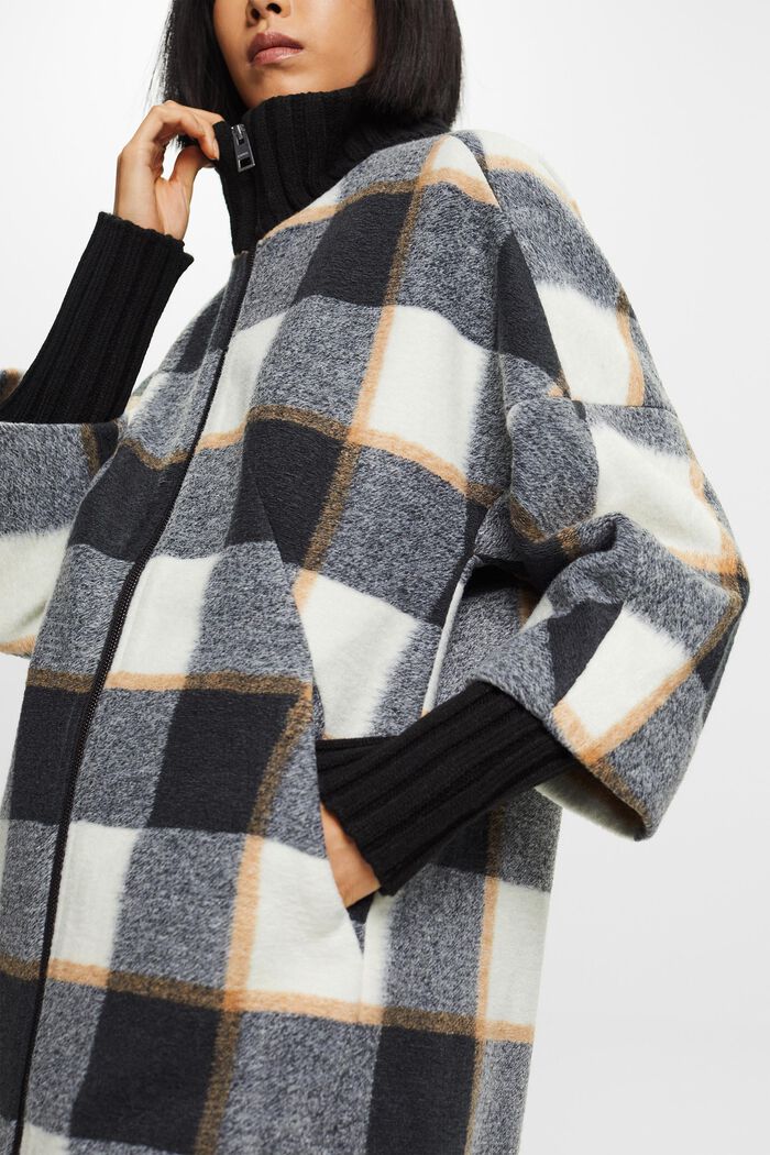 Recycelt: Karierte lange Jacke