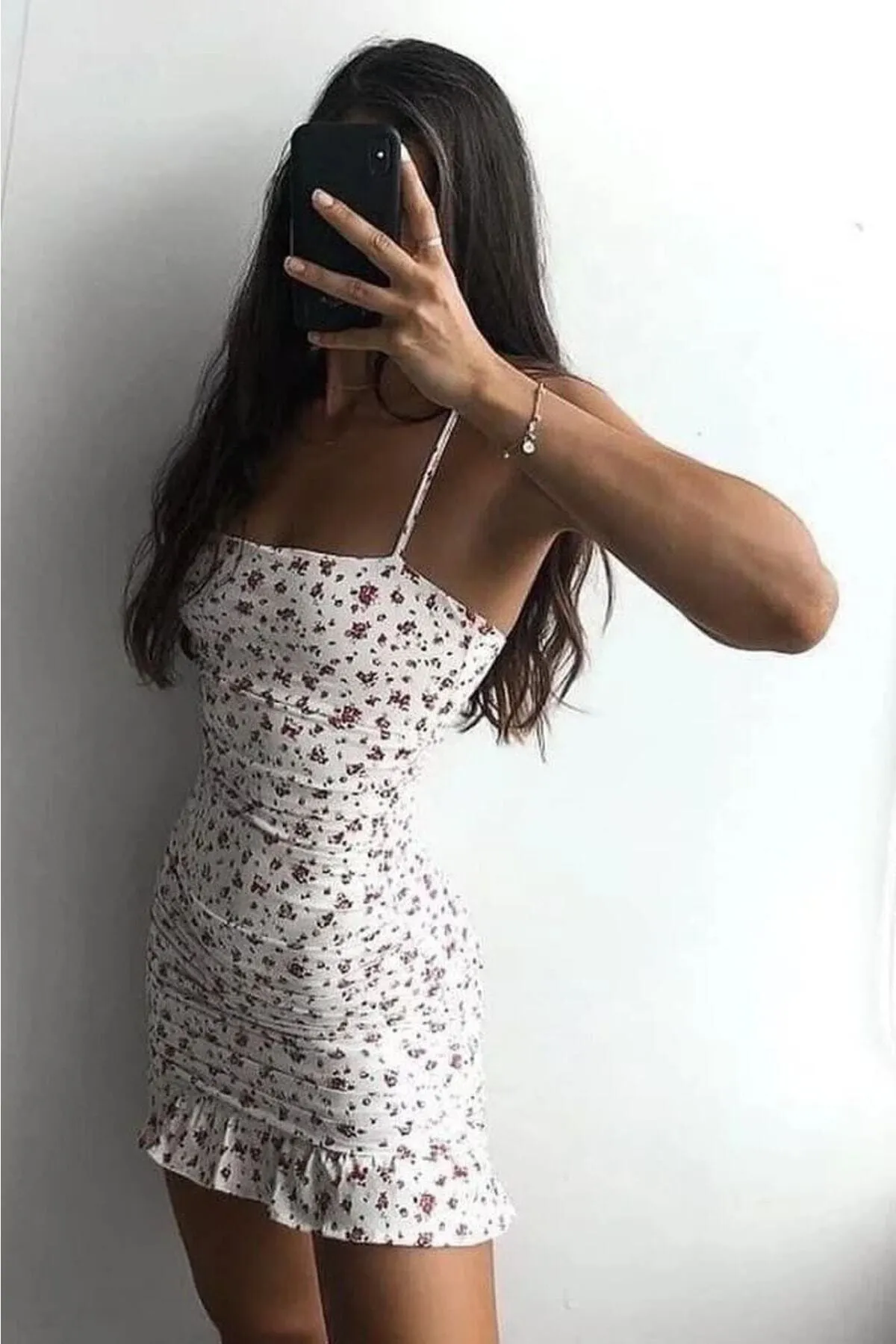 khar  Damenkleid mit Seilriemen, kleinem Blumenmuster, seitlich gerafften Rüschen und detailliertem Futter