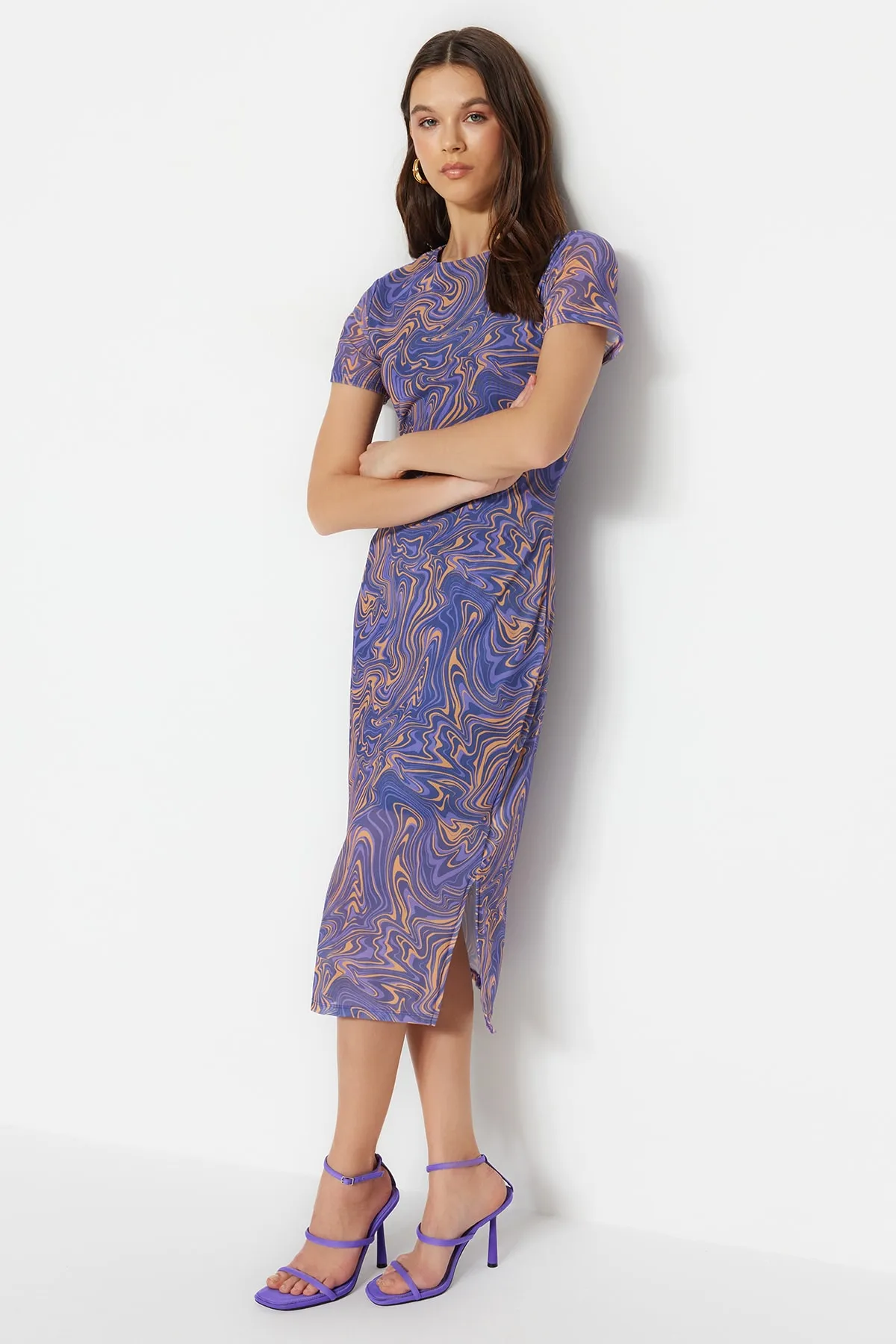 Trendyol Collection  Blaues, bedrucktes, kurzärmliges, tailliertes, flexibles Midi-Bleistiftkleid aus Tüll mit Rundhalsausschnitt TWOSS23EL01791
