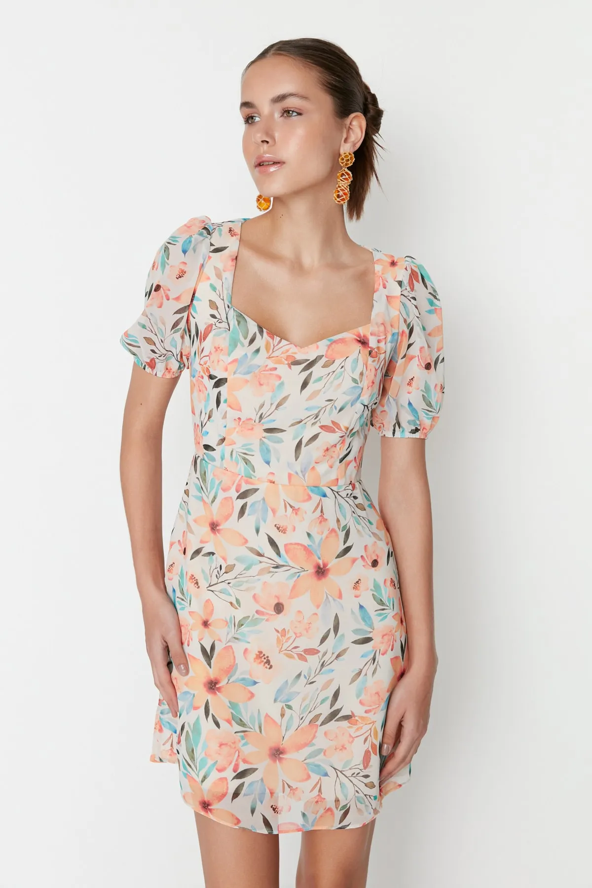 Trendyol Collection  Ecrufarbenes, florales A-Linien-Minikleid aus Chiffon mit Futter TWOSS22EL2168