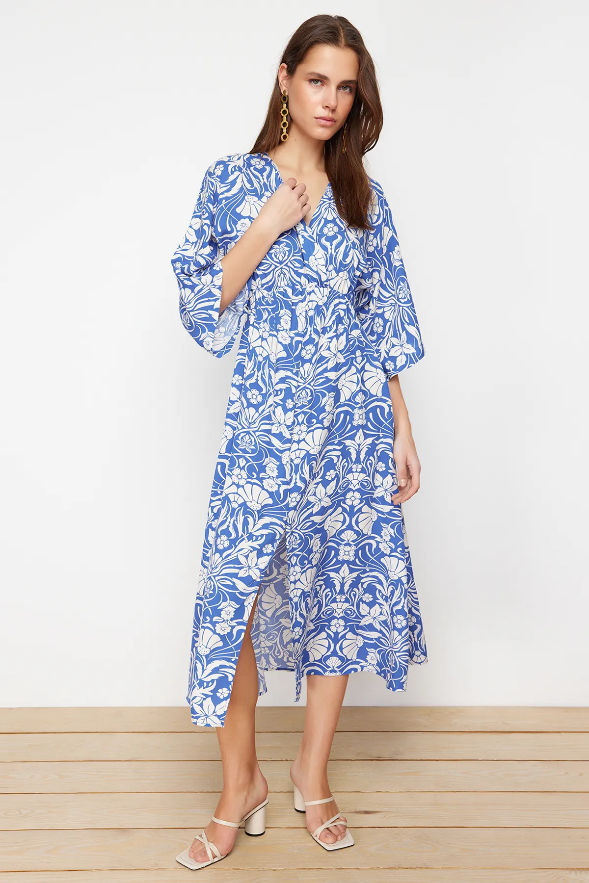 Trendyol Collection  Saks Blumendruck A-Linie Zweireihiges Kragen Midi Gewebtes Kleid TWOSS24EL00913
