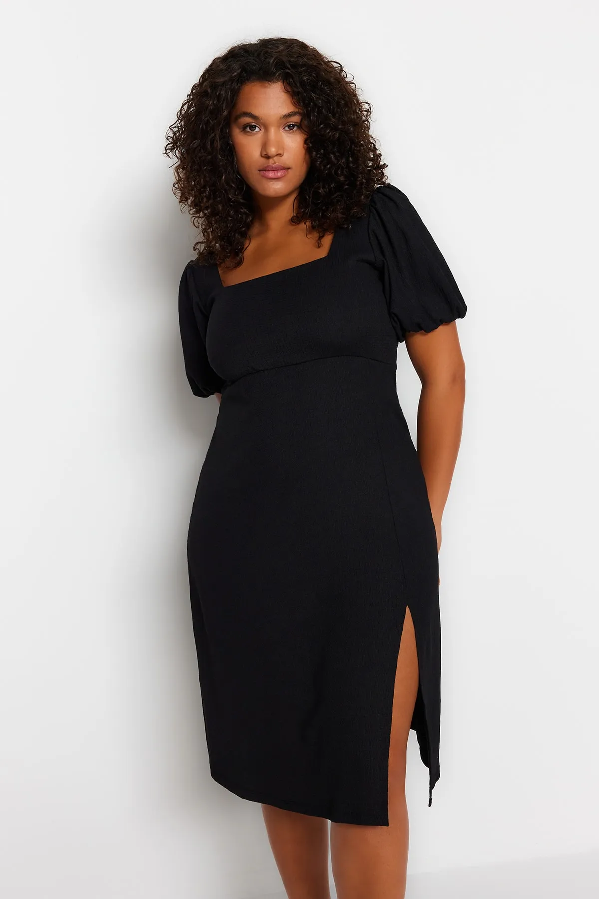 Trendyol Curve  Schwarzes, geschlitztes Strickkleid TBSSS23AH00280
