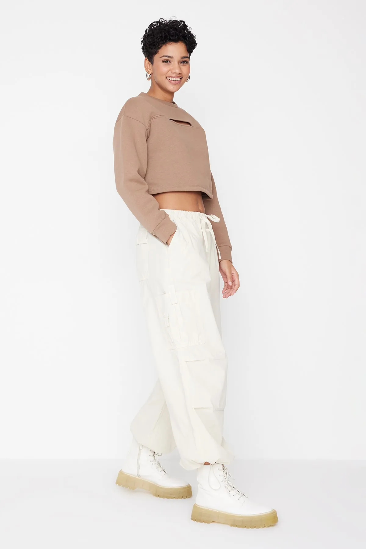 Trendyol Collection  Beige Jogginghose mit normaler Taille und Taschendetail TWOAW23JE00740/Beige