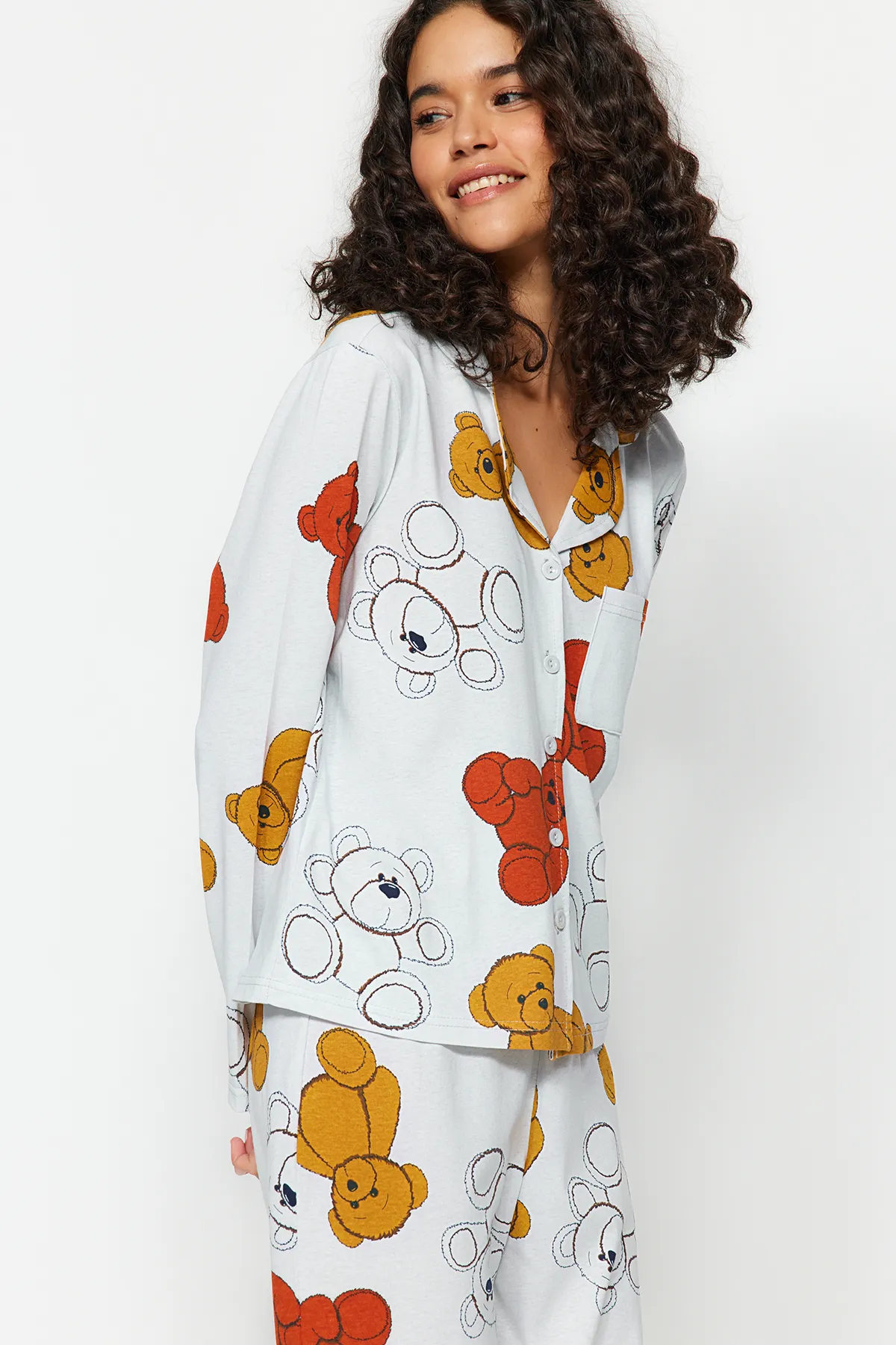 Trendyol Collection  Graues Pyjama-Set aus Hemd und Hose aus 100 % Baumwolle mit Teddybär-Muster THMAW24PT00002