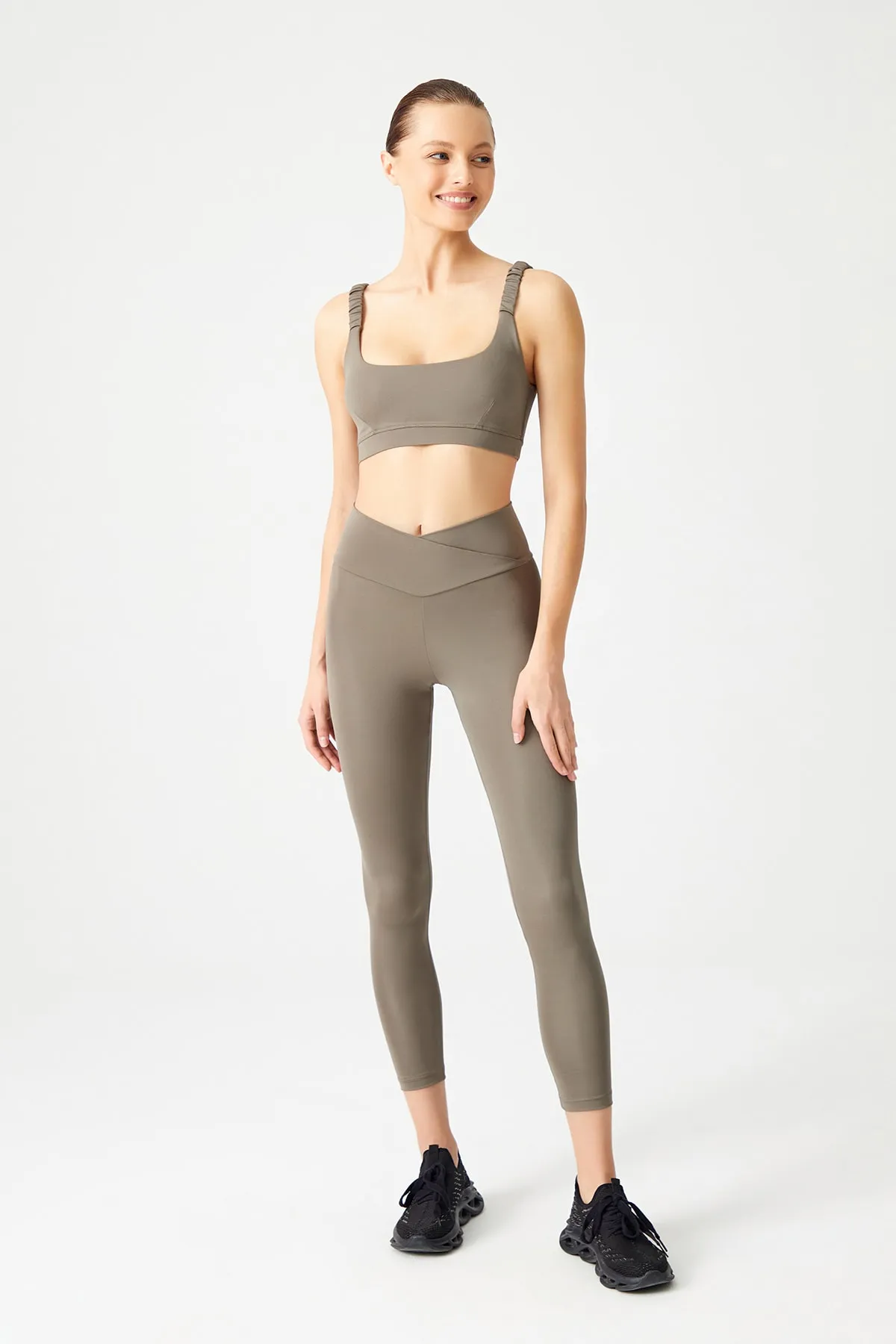 LOS OJOS  Gerüschter Khaki-Sport-BH mit leicht unterstütztem Kordelzug und detailliertem, abgedecktem BH