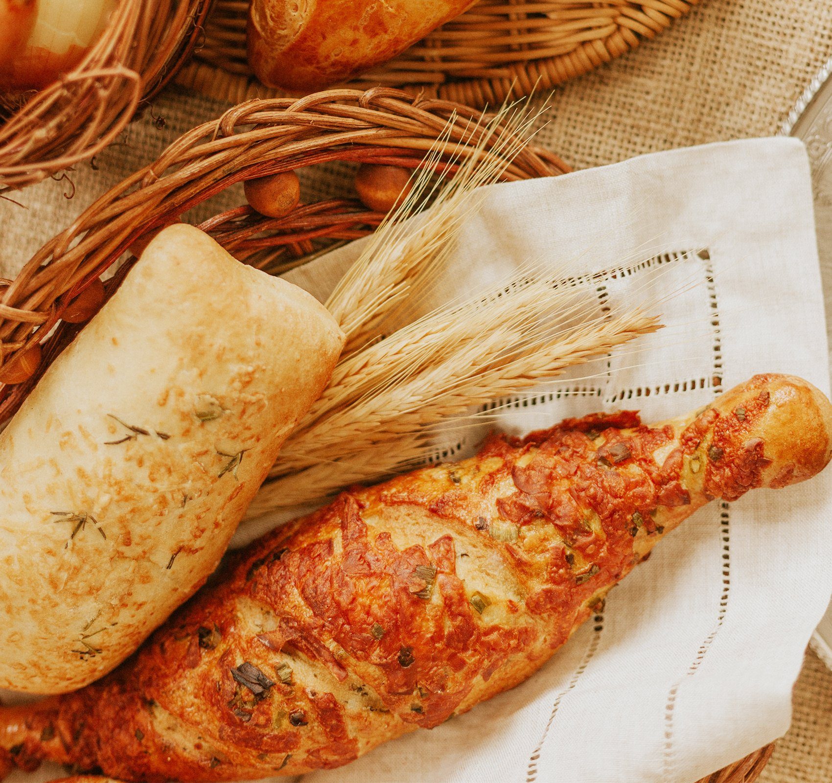 Homewit Baguetteblech 37,8 x 32 x 3 cm Brot Backform, 4 Brotrillen, Kohlenstoffstahl, (1-St., Bestehend aus Kohlenstoffstahl und Antihaftbeschichtung), Korrosions- und Rostschutz, Langzeitanwendung