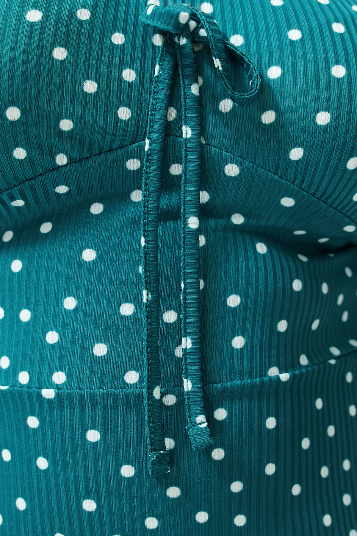 Trendyol Curve  Petrolfarbenes, gepunktetes Mini-Strickkleid mit quadratischem Kragen und Volants in A-Linie TBBSS24AH00127