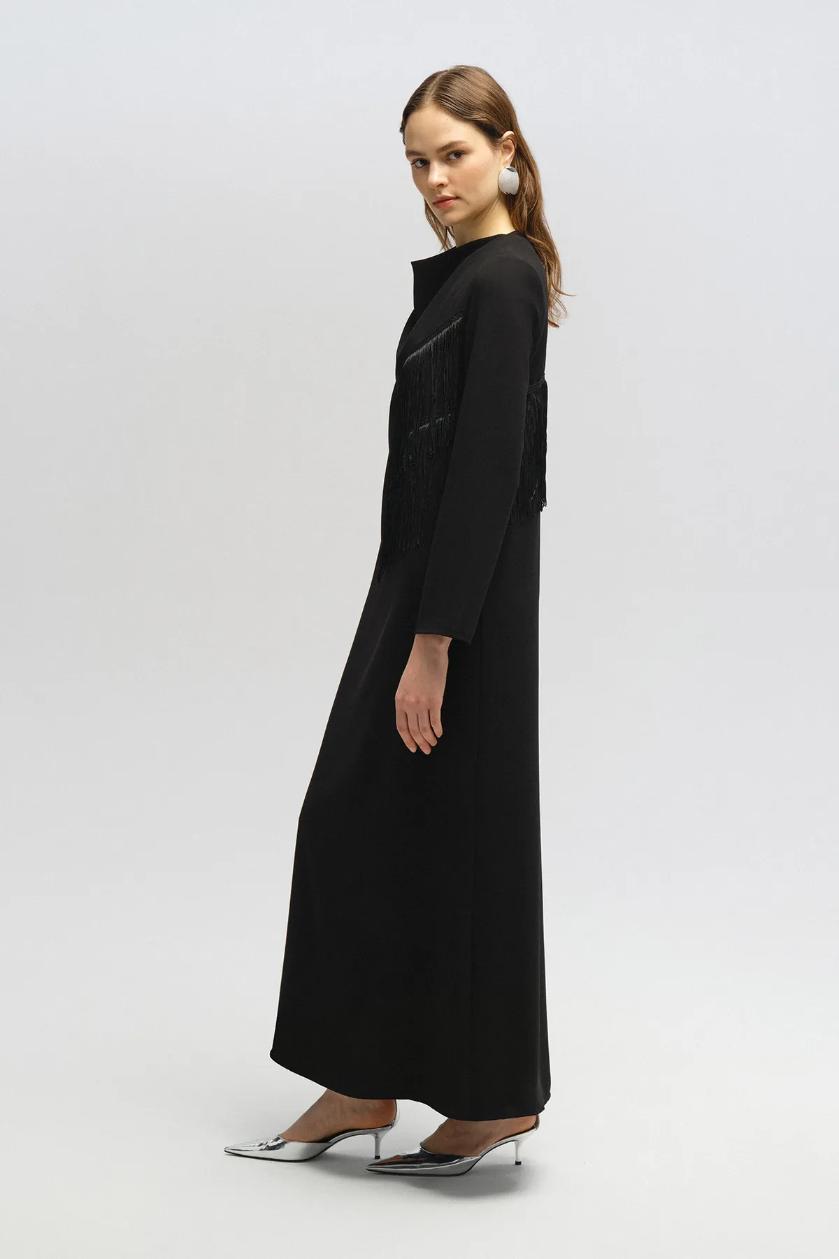Touché Privé  KLEID AUS CRÉPE MIT QUASTEN