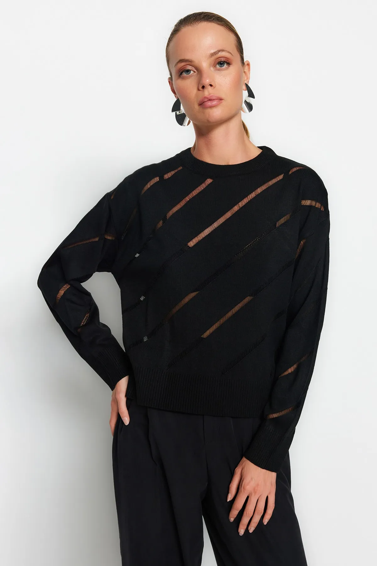 Trendyol Collection  Schwarzer Strickpullover mit Lochmuster TWOAW24KZ00157