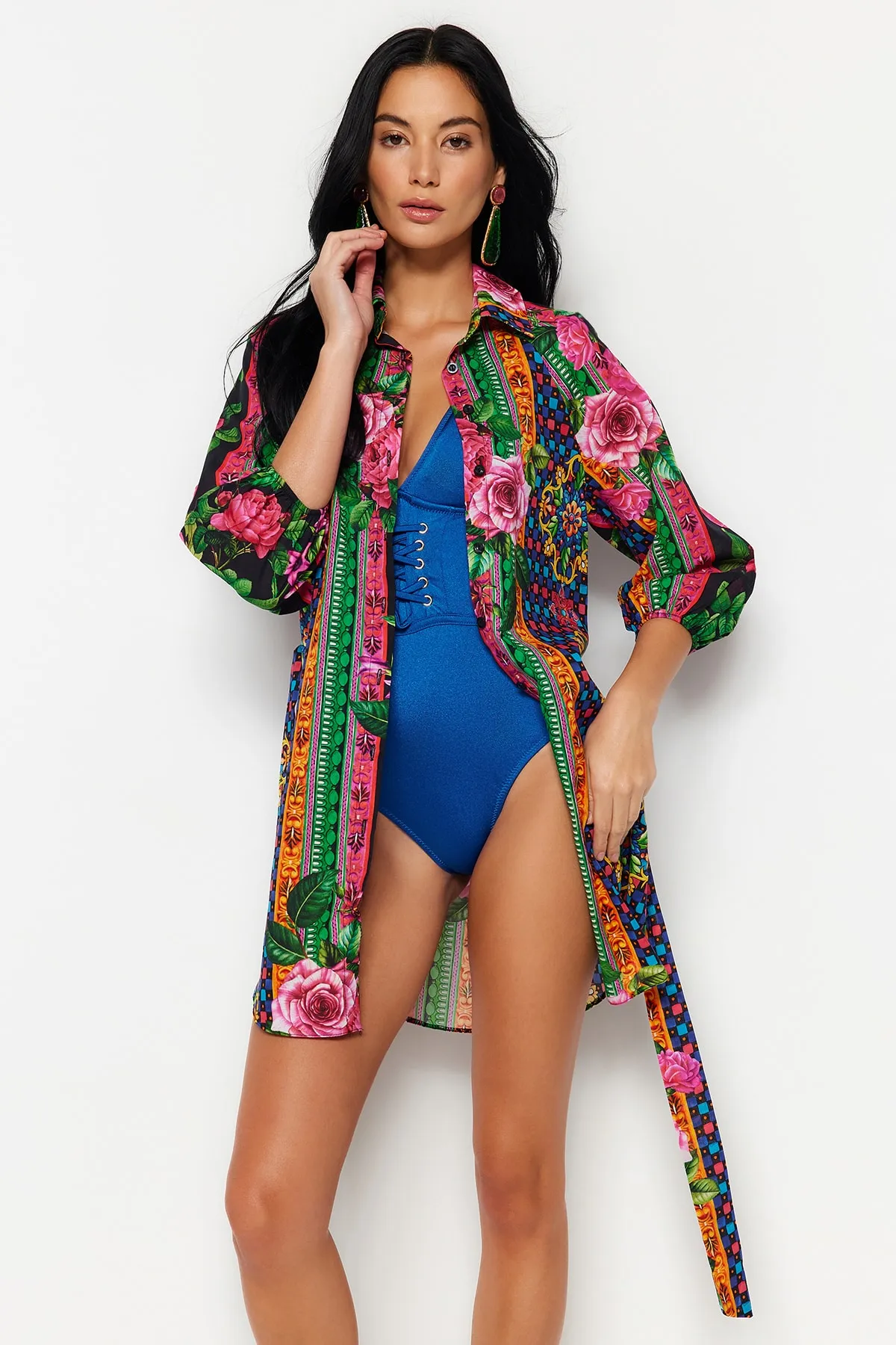 Trendyol Collection  Strandkleid aus 100 % Baumwolle mit Blumenmuster, gewebtem Mini-Strandkleid mit Ballonärmeln und Gürtel TBESS23EL00293