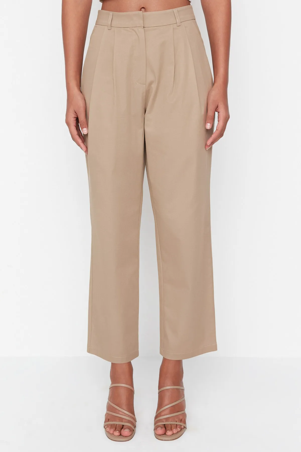 Trendyol Collection  Beigefarbene, gerade geschnittene, gewebte Hose mit hoher Taille TWOSS22PL00074