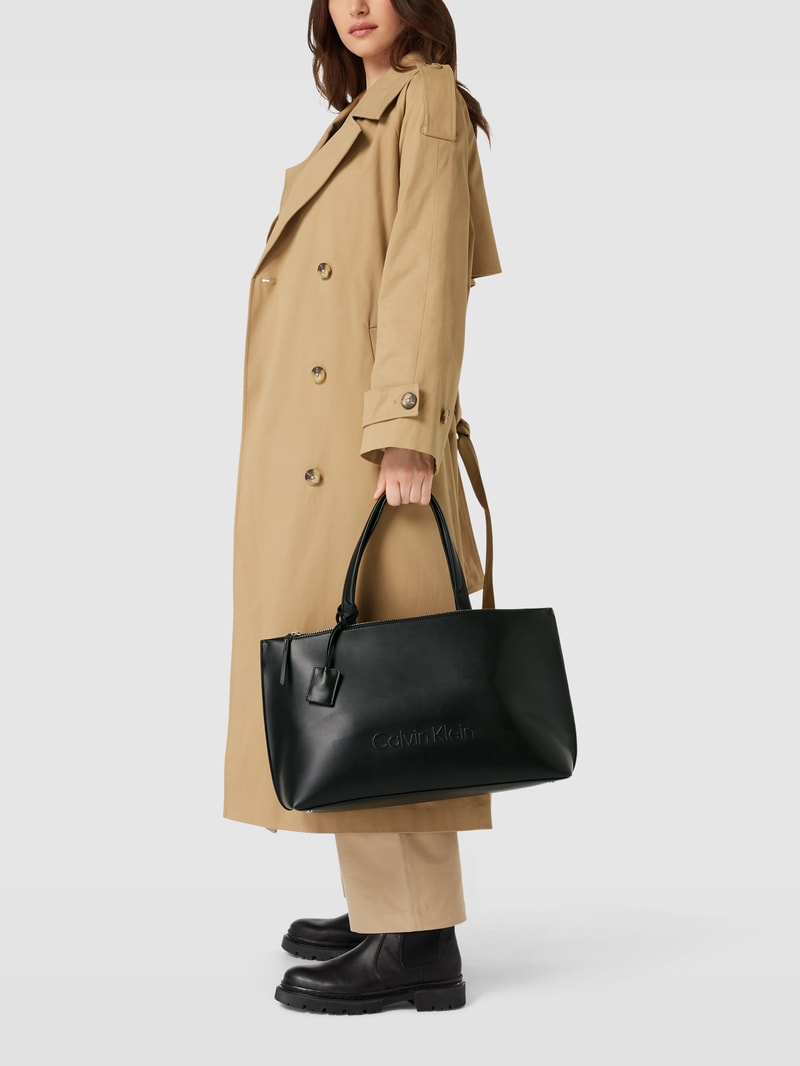 Shopper mit Label-Detail in schwarz
