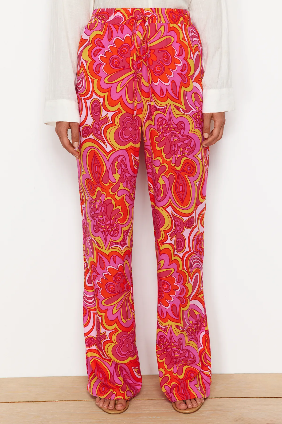 Trendyol Collection  Rosa Hose mit weitem Bein und elastischem Bund und Bindedetail/gemustertem Webmuster TWOSS24PL00159