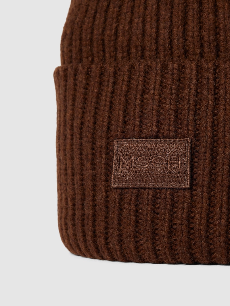 Beanie mit Label-Patch Modell 'Kara' in mittelbraun