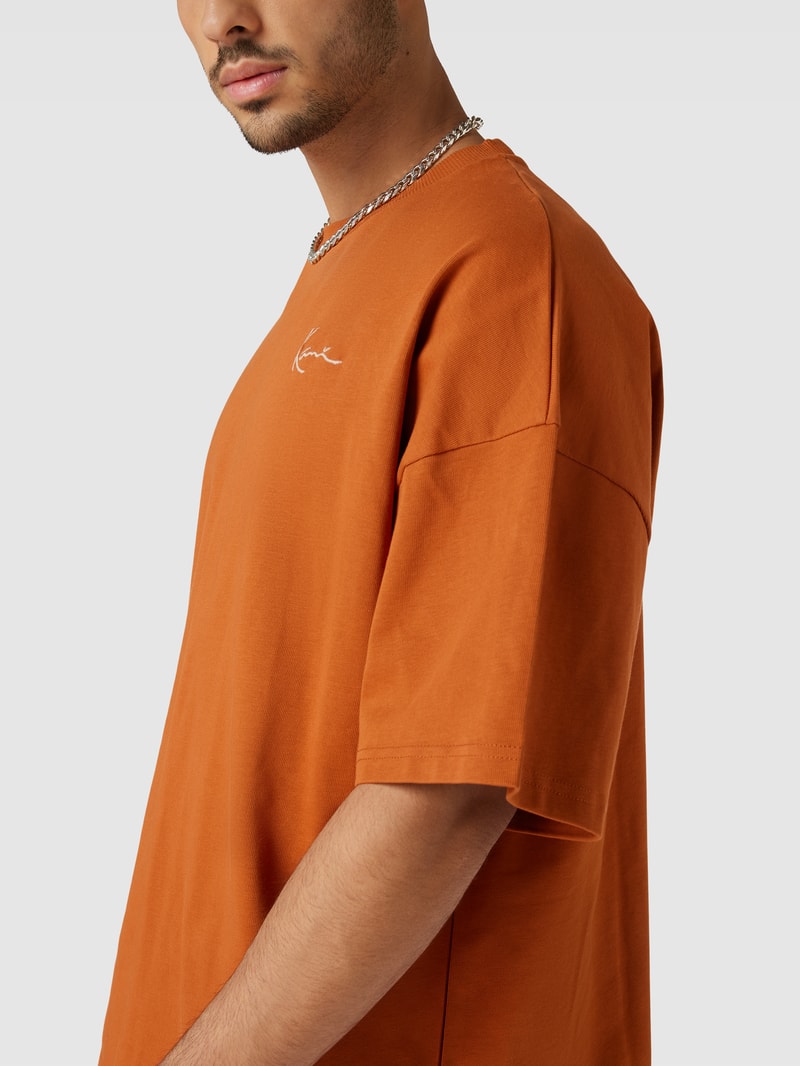 T-Shirt mit Label-Stitching in haselnuss braun