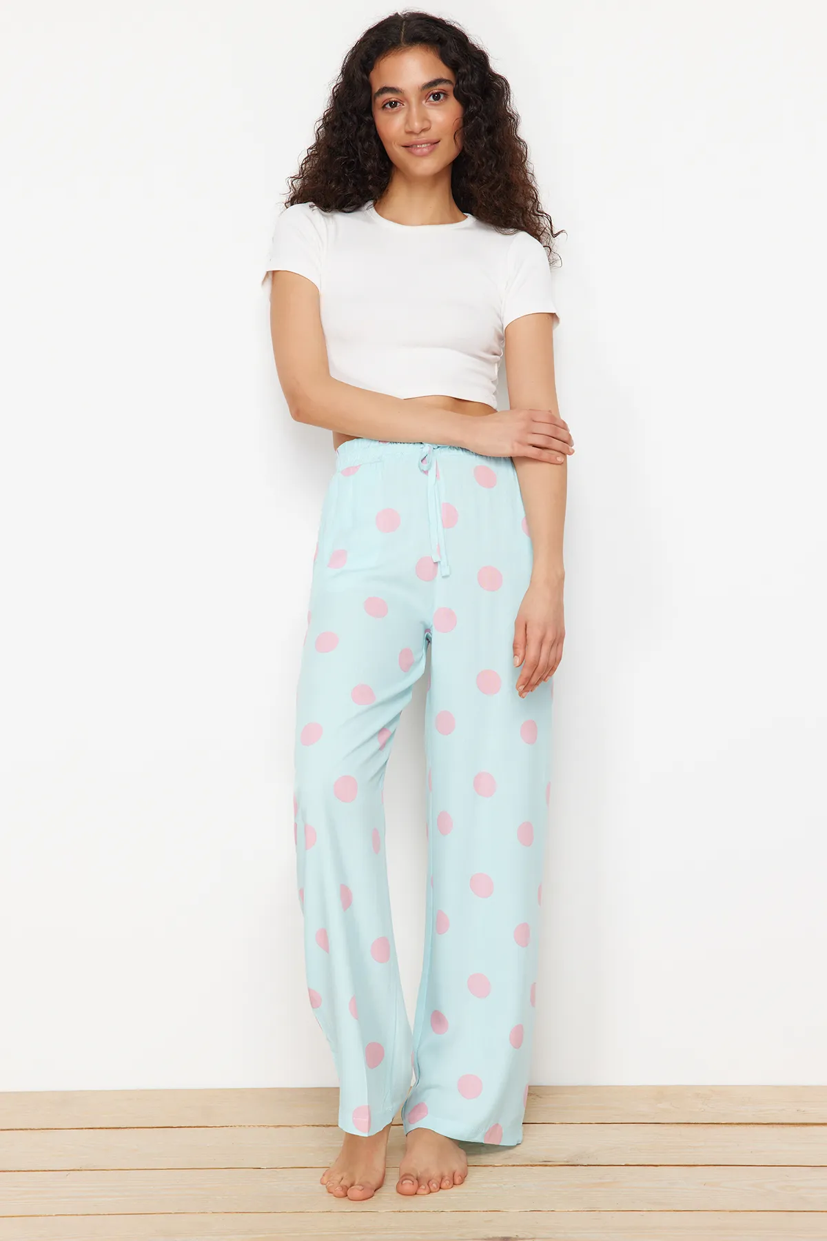 Trendyol Collection  Blau-bunte Polka Dot Schnürung Detaillierte Pyjamahose aus Viskosegewebe THMSS24PJ00032