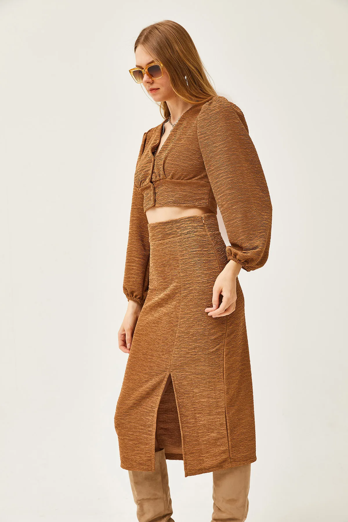 Olalook  Damen Strickanzug mit Schlitzrock in Kamel TKM-19000255
