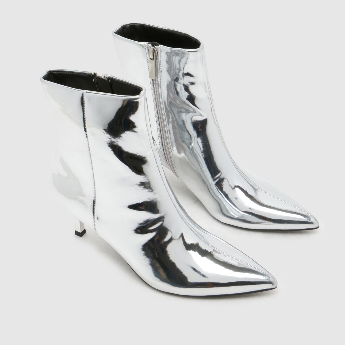 Schuh Brynn – Silverfärgade stövlar med kitten heel