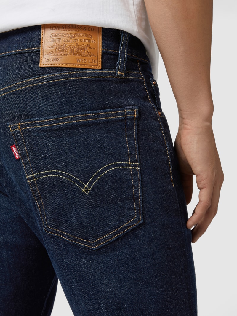 Tapered Fit Jeans mit Stretch-Anteil Modell '502™' in jeans