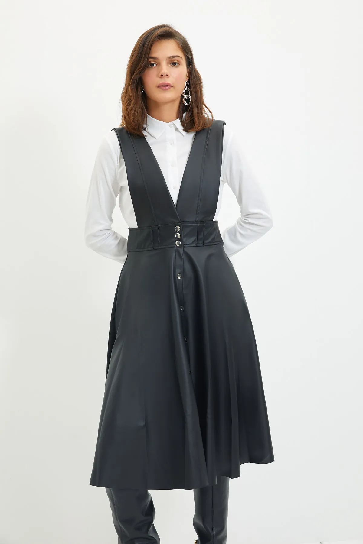 Trendyol Collection  Schwarzes, tailliertes, gewebtes Midi-Kleid in Gilet-Optik in Lederoptik TWOSS20EL1330