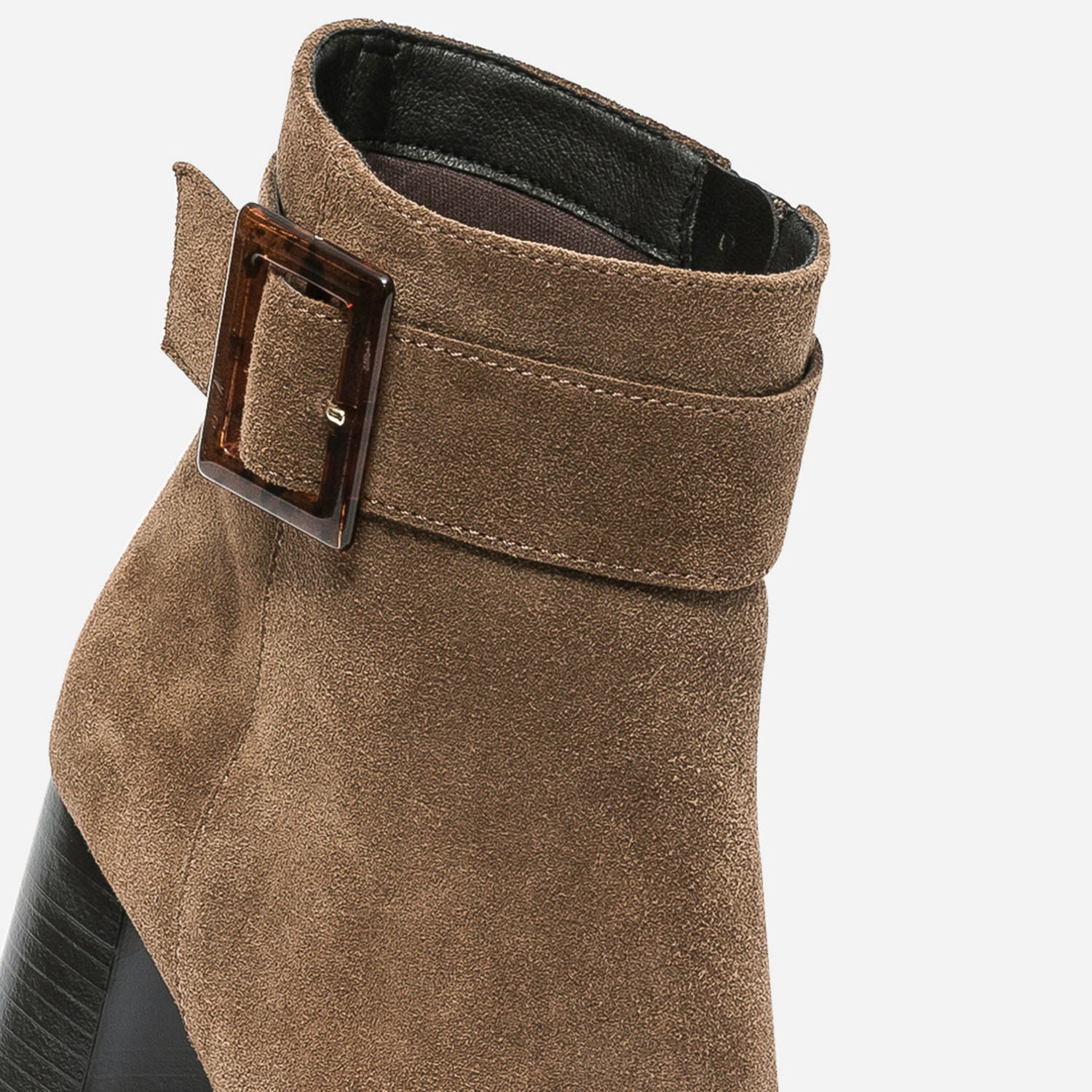 Boots marron en cuir velours à boucle écaille