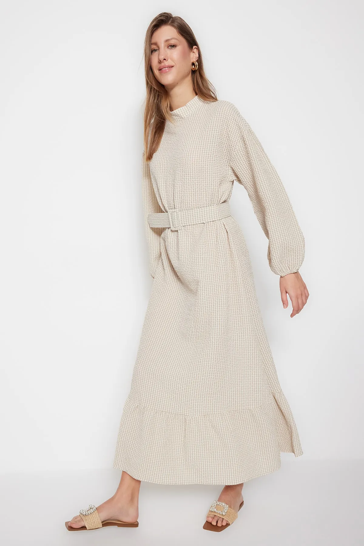 Trendyol Modest  Beiges Seersucker-Gewebekleid mit stoffbezogenem Bund TCTSS23EB00252