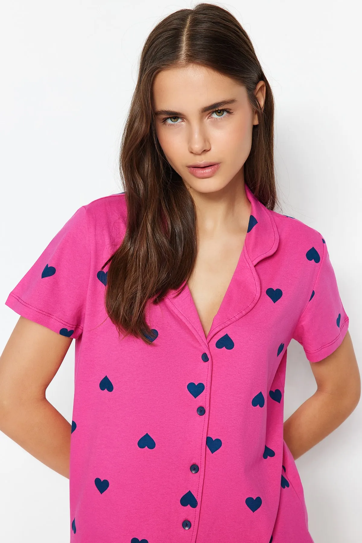 Trendyol Collection  Rosa gestricktes Pyjama-Set mit Hemd und Shorts aus 100 % Baumwolle mit Herzmuster THMSS21PT0756