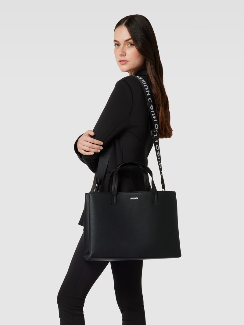 Handtasche mit Label-Details in schwarz